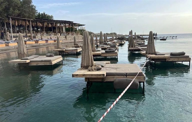 Ρόδος: Πρόστιμο 28.560 ευρώ στο beach bar για τις ξαπλώστρες στη θάλασσα