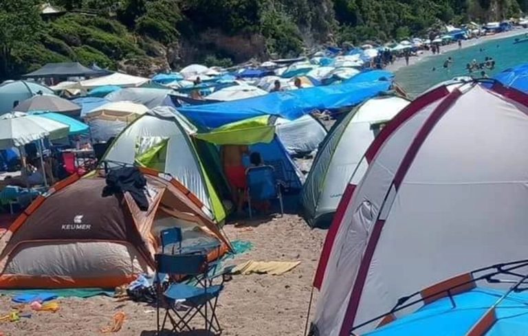 Οι σκηνές «εξαφάνισαν» μια από τις ωραιότερες παραλίες της Εύβοιας – Αντιδρούν οι κάτοικοι της περιοχής για το ελεύθερο κάμπινγκ