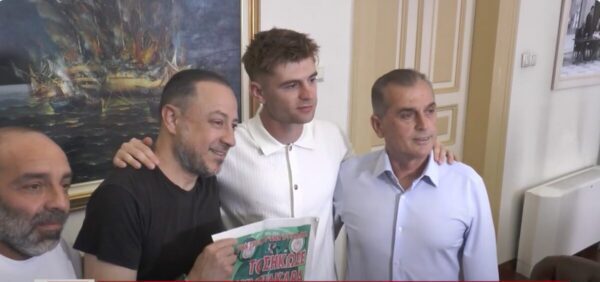 Ο Αντιπεριφερειάρχης Σερρών βράβευσε τον Σερραίο ποδοσφαιριστή, Απόστολο Αποστολόπουλο!