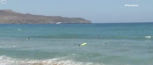 Σταλός Χανίων: Surfers δαμάζουν τα κύματα και εντυπωσιάζουν
