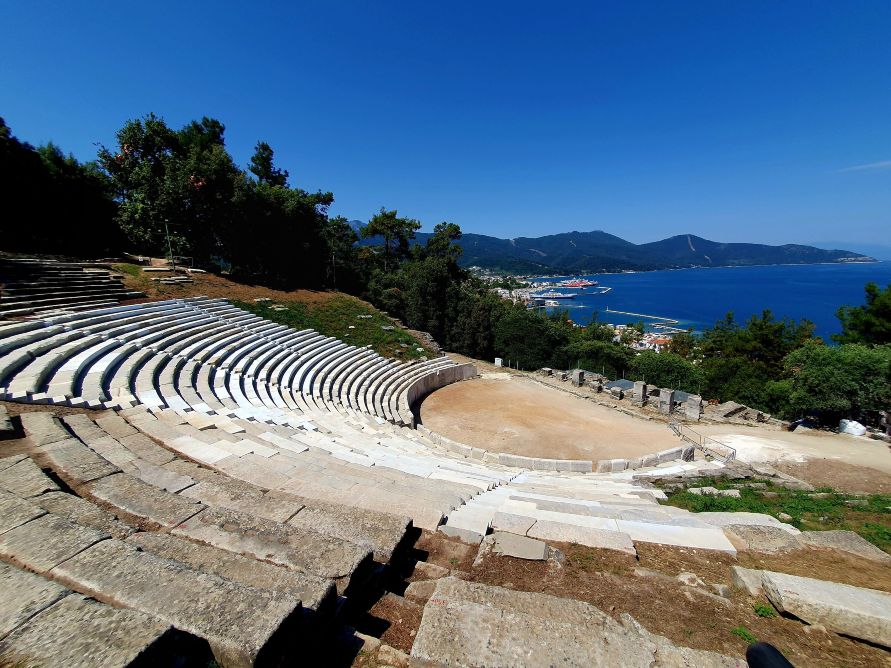 Θάσος: Απόλυτα ικανοποιημένη η υπ. Πολιτισμού από την αποκατάσταση του αρχαίου θεάτρου