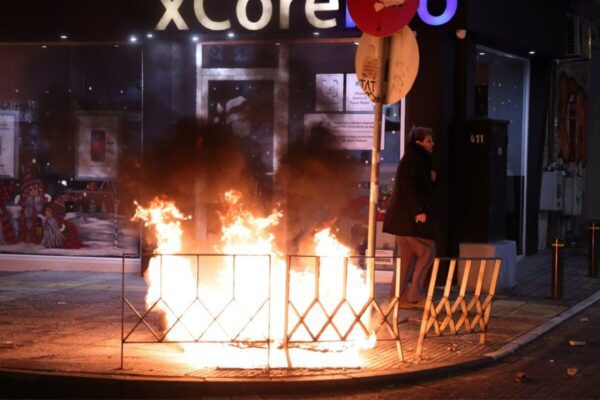 Πέταξαν μολότοφ έξω από το σπίτι της Προέδρου του Αρείου Πάγου – Τραυματίστηκε αστυνομικός