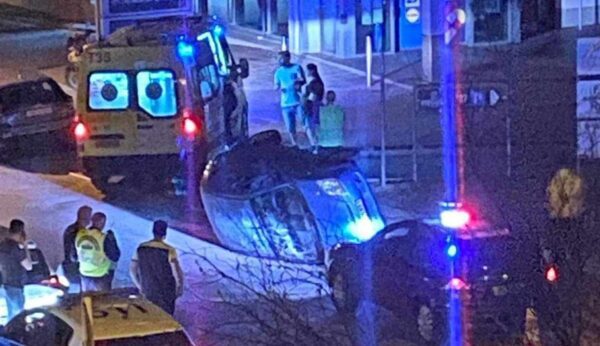 Θεσσαλονίκη: Τούμπαρε αυτοκίνητο μετά από σύγκρουση με άλλο – Δύο τραυματίες