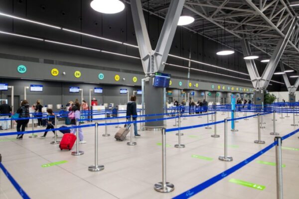 Θεσσαλονίκη: Άργησε να πάει στο αεροδρόμιο και όταν δεν τον άφησαν να περάσει ξεκίνησε να χτυπάει γραφεία και να βρίζει