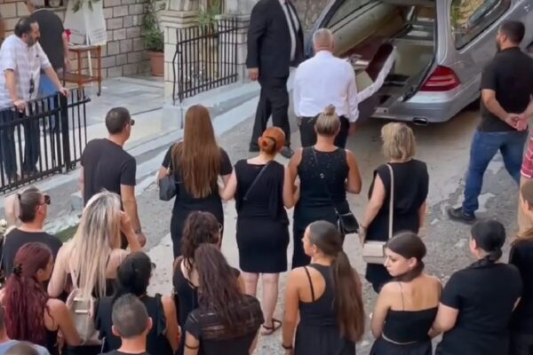 Γυναικοκτονία στην Αμφιλοχία: Βουβός πόνος στην κηδεία της 36χρονης Αρετής, τραγικές φιγούρες τα παιδιά και οι γονείς της