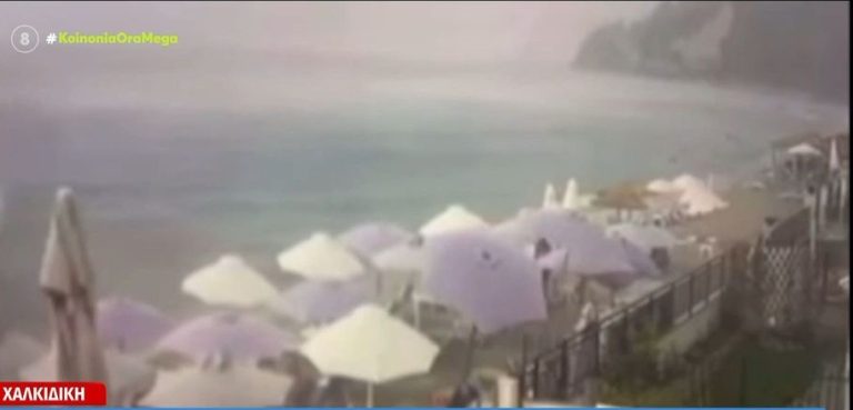 Βίντεο – ντοκουμέντο από τη στιγμή που ανεμοστρόβιλος ξηλώνει ομπρέλες σε beach bar της Χαλκιδικής