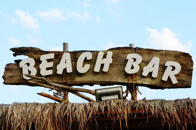 Χαλκιδική: Beach bar επιβάλλει dress code στους πελάτες του και τους προειδοποιεί με απαγόρευση εισόδου