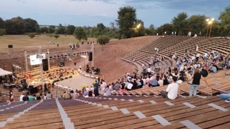 Εγκαινιάστηκαν οι αναβαθμισμένες εγκαταστάσεις στο Αρχαίο Θέατρο Δίου από την υπουργό Πολιτισμού
