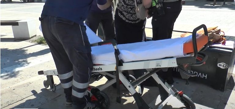Σέρρες: Έπεσε και τραυματίστηκε στις σπασμένες πλάκες του πεζοδρομίου- video
