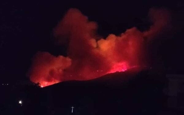 Πέλλα: Συναγερμός για μεγάλη φωτιά στο όρος Πάικο (φωτο)