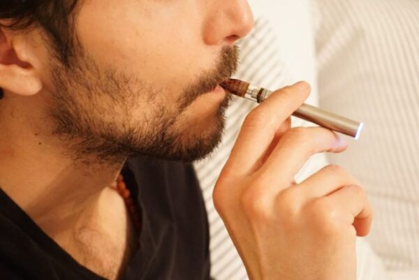 «Η Μάστιγα του Ατμίσματος»: Κίνδυνοι και επιπτώσεις στους νέους- Τι λένε οι ειδικοί