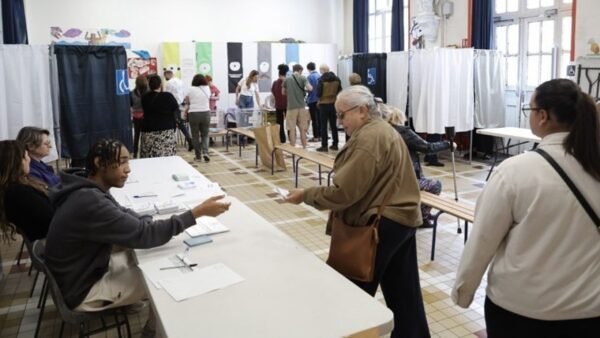 Εκλογές στη Γαλλία - Κανένα κόμμα δεν φαίνεται να κερδίζει την απόλυτη πλειοψηφία των εδρών