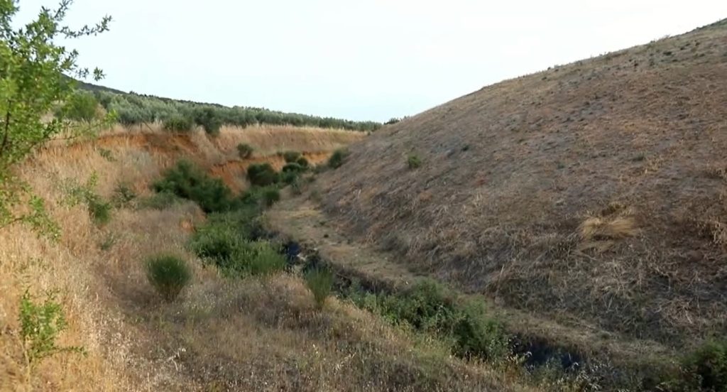 Σέρρες: "Εύφλεκτο τοπίο" στον Τύμβο Καστά- Πνίγεται στα χόρτα ο περίφημος περίβολος- video