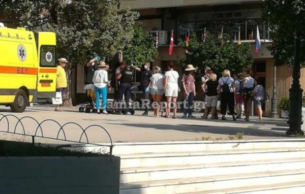 Τουρίστας έμεινε ακίνητος -σαν στήλη άλατος- για δύο ώρες σε πλατεία στη Λαμία, αναστατώνοντας τους κατοίκους