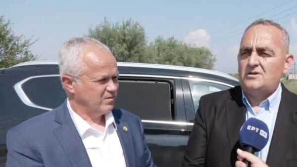 Συνάντηση του Φρέντη Μπελέρη με τον υποψήφιο Δήμαρχο Χιμάρας, Πέτρο Γκικουρία έξω από τις αλβανικές φυλακές του Φίερι