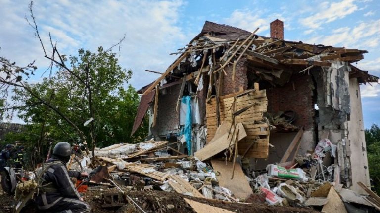 Ουκρανία: Τρεις νεκροί και 20 τραυματίες από ρωσικούς βομβαρδισμούς στο μέτωπο του Ντονέτσκ