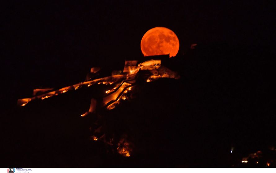 Μαγικές εικόνες από το «Φεγγάρι του Ελαφιού» – Πότε θα δούμε την επόμενη Πανσέληνο