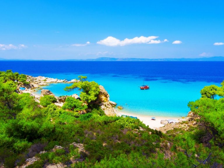 Χαλκιδική: Οι τρεις παραλίες που έχασαν για φέτος τη γαλάζια σημαία
