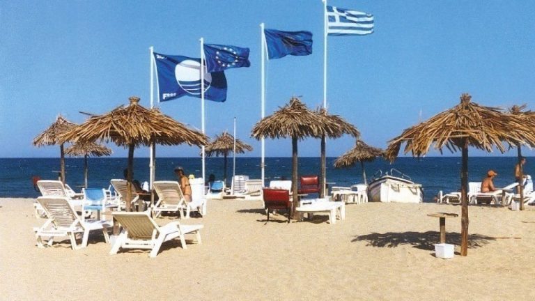 Γαλάζιες σημαίες και πεντακάθαρα νερά σε ακτές του δήμου Βόλου εντός του Παγασητικού