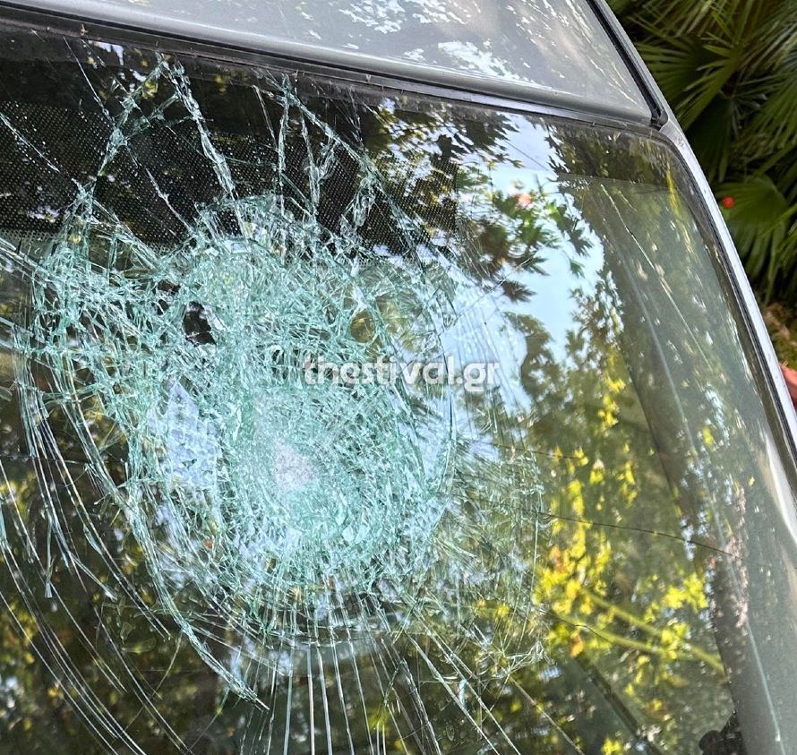  Θεσσαλονίκη: Στιγμές τρόμου για οδηγό – Πέταξαν μεγάλη πέτρα στο παρμπρίζ του αυτοκινήτου της ενώ οδηγούσε (φωτο) 