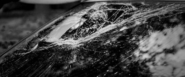 Θεσσαλονίκη: Στιγμές τρόμου για οδηγό – Πέταξαν μεγάλη πέτρα στο παρμπρίζ του αυτοκινήτου της ενώ οδηγούσε (φωτο)