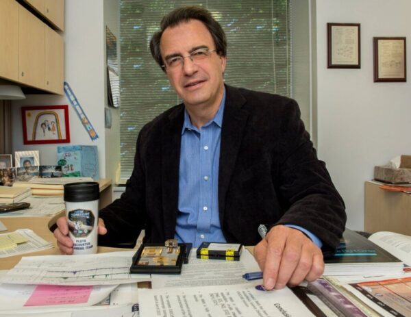 Ο Έλληνας που κατασκευάζει μικροτσίπ για δορυφόρους της NASA
