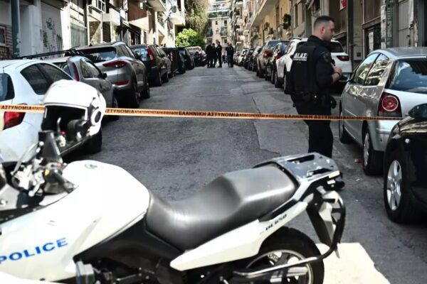 Πατήσια: Παραδόθηκε ο άνδρας που ταμπουρώθηκε και απειλούσε να σκοτώσει όποιον πλησίαζε