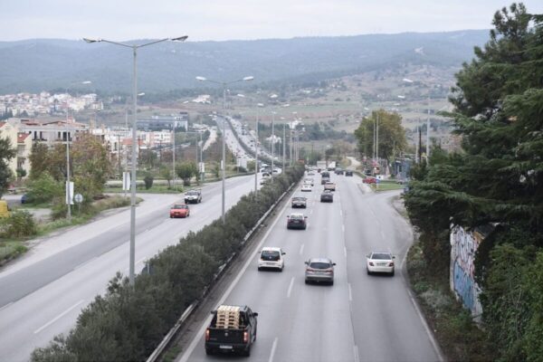 Θεσσαλονίκη: Φορτηγό “καρφώθηκε” σε κολόνα και εκείνη έπεσε σε ΙΧ – “Έμφραγμα” στον Περιφερειακό