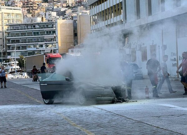 Φωτιά σε ΙΧ αυτοκίνητο στο κεντρικό λιμάνι της Καβάλας (φωτογραφίες)