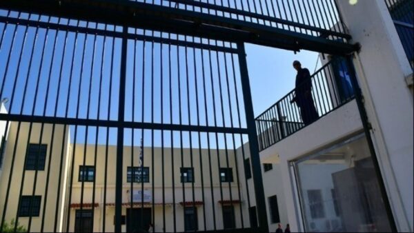 Ειδική επιχείρηση της ΕΛΑΣ στις φυλακές νέων Αυλώνα - Βρέθηκαν 15 κινητά τηλέφωνα