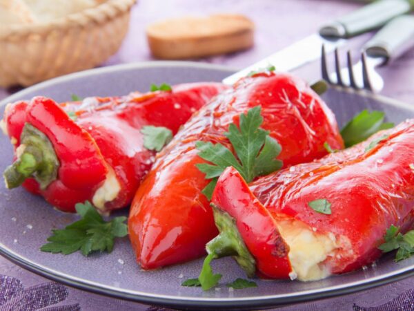 Πιπεριές φλωρίνης γεμιστές με τυριά στο air fryer