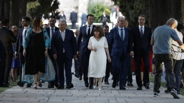 Με τη δεξίωση στον κήπο του Προεδρικού Μεγάρου ολοκληρώθηκαν οι εκδηλώσεις για τα 50 χρόνια από την αποκατάσταση της Δημοκρατίας