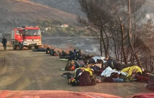 Συγκλονιστική φωτογραφία με εξαντλημένους πυροσβέστες – «Οι ήρωες αυτής της χώρας ξαπλώνουν στο έδαφος»