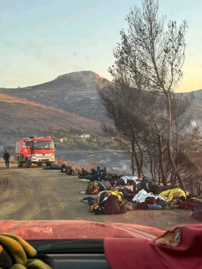 Συγκλονιστική φωτογραφία με εξαντλημένους πυροσβέστες – «Οι ήρωες αυτής της χώρας ξαπλώνουν στο έδαφος»