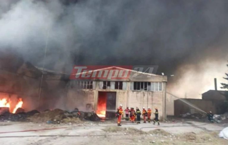 Δύσκολη η νύχτα στην Πάτρα – Συνεχίζεται η μάχη των πυροσβεστών με τις φλόγες στο εργοστάσιο πλαστικών