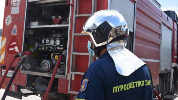 Φωτιά στο Αιγάλεω: Ήχησε 112 λόγω πυκνού καπνού – «Κλείστε πόρτες και παράθυρα»