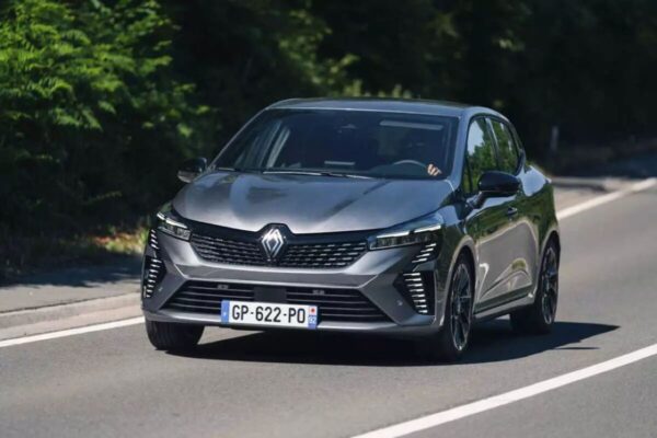 H Renault «γκρεμίζει» το ΦΠΑ του Clio από το 24% στο 12%