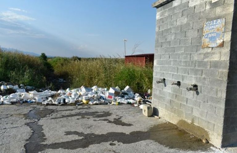 Καταγγελία για μολυσμένο με “αρσενικό” νερό στην Ημαθία – “Οι αγρότες έρχονται και πετάνε εδώ τα φάρμακά τους” (φωτο & video)