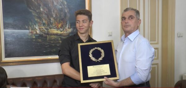 Ο αντιπεριφερειάρχης Σερρών τίμησε τον Σερραίο πρωταθλητή κολύμβησης Απόστολο Σίσκο- video