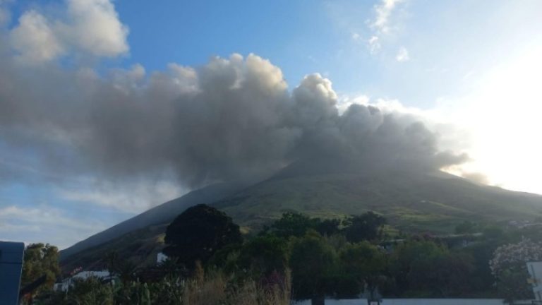 Ιταλία: Τέφρα και λάβα εκτοξεύουν τα ηφαίστεια Έτνα και Στρόμπολι, κλειστό το αεροδρόμιο στην Κατάνια