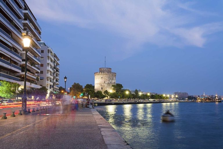 Βίντεο: Έρημη πόλη λόγω ζέστης η Θεσσαλονίκη – “Κλείστηκαν” μέσα οι κάτοικοι, μόνο τουρίστες στους δρόμους