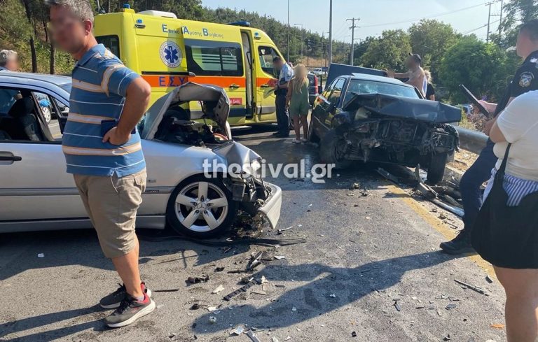 Τροχαίο στη Θεσσαλονίκη – Μετωπική σύγκρουση οχημάτων με τρεις τραυματίες