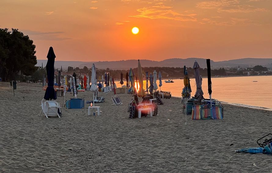 Ξαπλώστρες και ομπρέλες απομάκρυναν συνεργεία του δήμου Πολυγύρου από την παραλία των Καλυβών