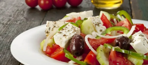 Το υλικό που απογειώνει τη χωριάτικη σαλάτα