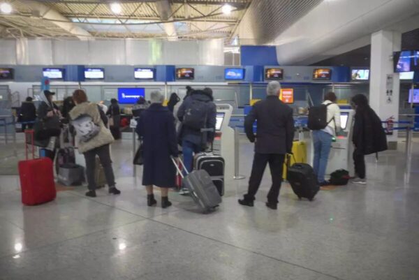 Τι αλλάζει στον κανονισμό για τις αποσκευές στις πτήσεις από Σεπτέμβρη: Οι διαστάσεις και τα κιλά που επιτρέπονται εντός καμπίνας