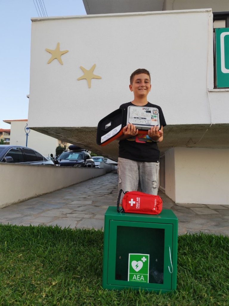 Δεκάχρονος δώρισε, μαζί με τη μητέρα του, έναν απινιδωτή στο Πολύχρονο Χαλκιδικής