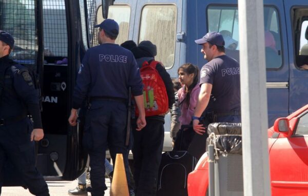 Χειροπέδες σε τρεις διακινητές μεταναστών στη Θράκη – Προσπαθούσαν να προωθήσουν 67 άτομα χωρίς νομιμοποιητικά έγγραφα