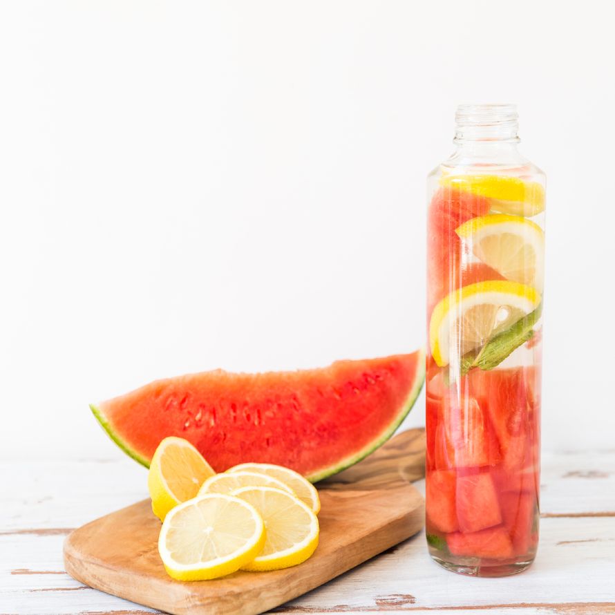 Κάνε αποτοξίνωση φτιάχνοντας detox waters: Δες το βίντεο