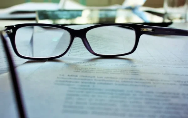 Δοκιμασμένοι τρόποι να αφαιρέσετε  τις γρατζουνιές από τα γυαλιά σας