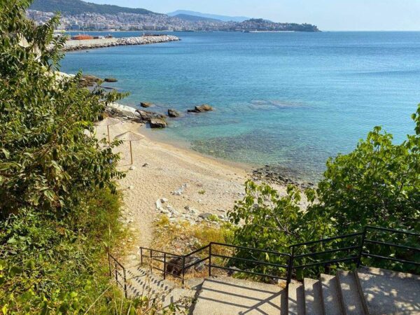 Καβάλα: Δημοτικός υπάλληλος έσωσε τη ζωή ηλικιωμένου κολυμβητή!